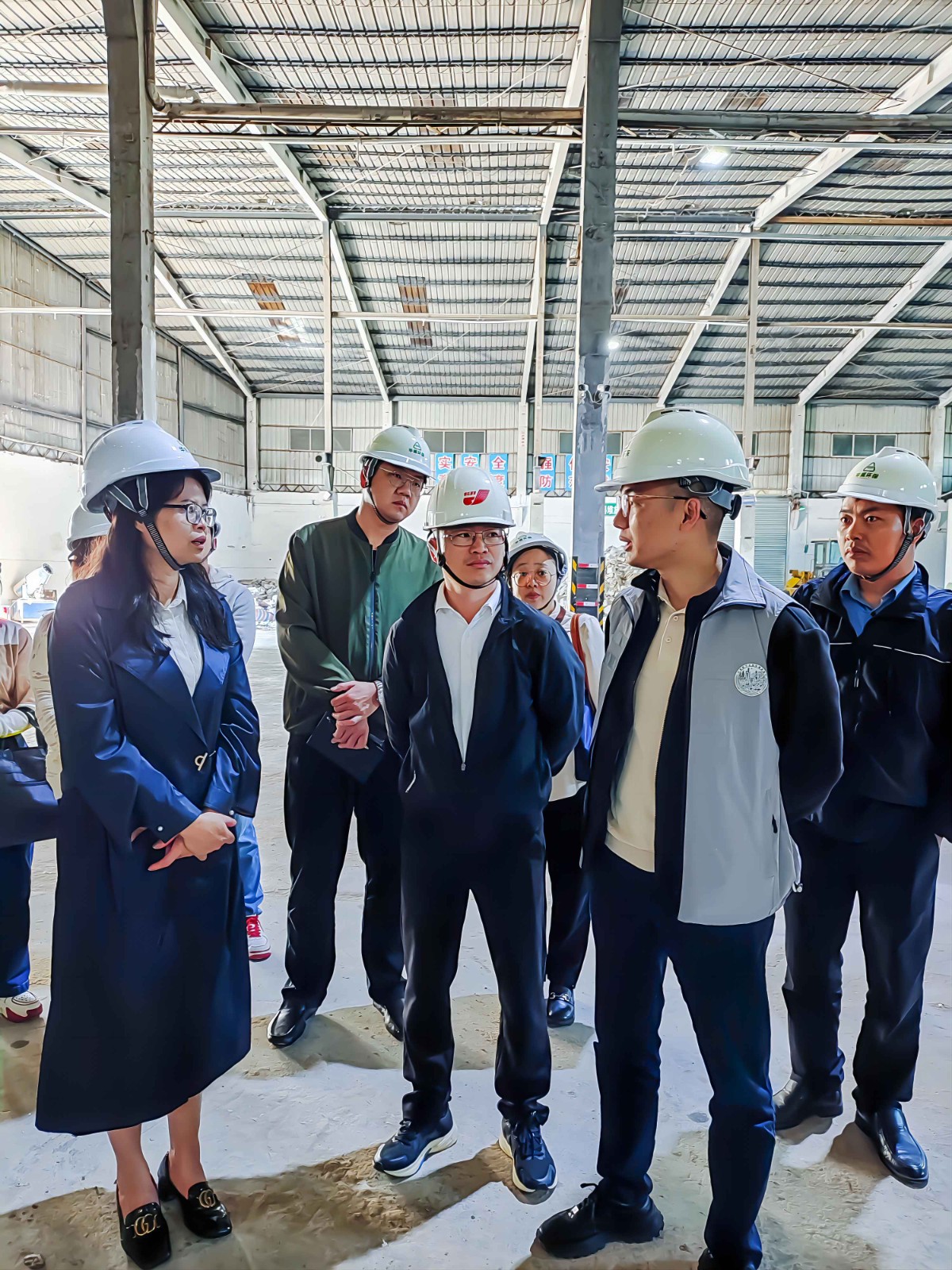 南寧市市政和園林管理局副局長、二級(jí)調(diào)研員劉海榮帶隊(duì)到華威公司龍華施工和裝修廢棄物處置項(xiàng)目調(diào)研建筑廢棄物資源化處置利用情況 (2)(1).jpg